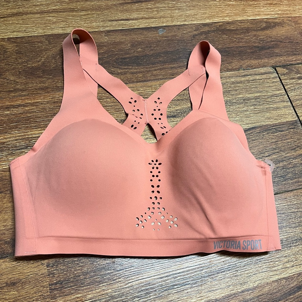 Brand new Victoria Secret sports bra 32D